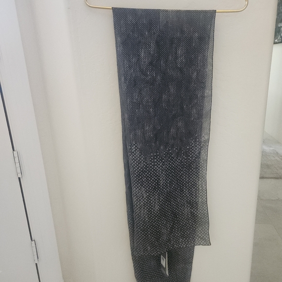 Eileen Fisher Scarf Made from lustrous silk - Picture 2 of 8